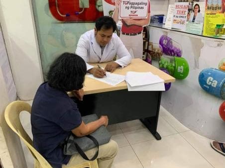 Doc Edward Bautista consulting a patient